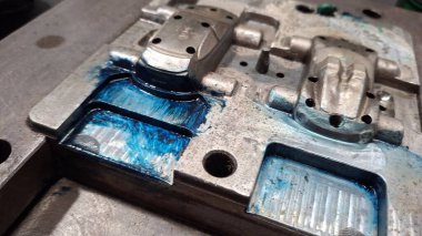 Bir araba motorunun yakın çekim görüntüsü.