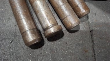 Eski ahşap bir arka planda metal ve boru