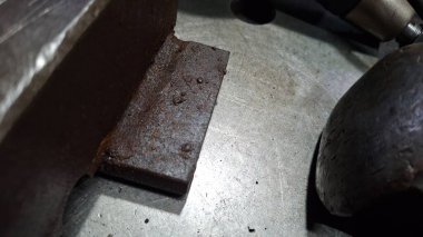 Yerde metal ve paslı borular var.