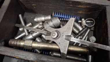 Metal fındık ve cıvatalar atölyede