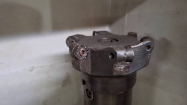 Yerde eski metal bir boru var.