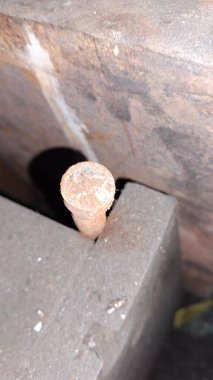 Metal bir plakanın metal plakasını kapat.