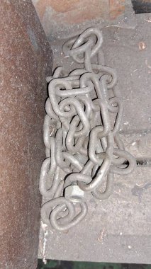 Şehirdeki eski metal zincir