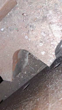 Çatıda metal plaka var.