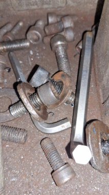 Paslı bir metal vidanın yakın plan çekimi.