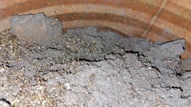 Topraktaki metal plaka