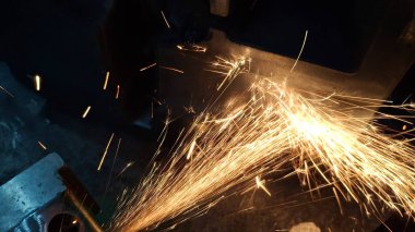 Fabrikadaki metal kaynaklarından kıvılcımlar