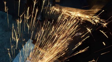 Metal bir boruya yakın.