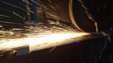 Kaynak metali kıvılcımlar ve dumanlar