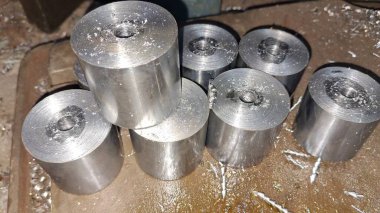 Farklı boyutlarda metal borular.