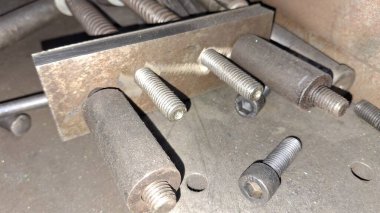 Metal bir vidanın yakın plan çekimi.