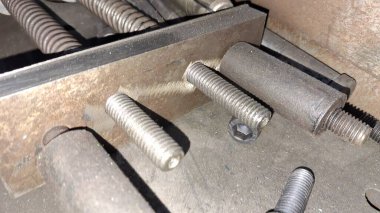 Metal bir boruya yakın.