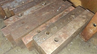 Sokaktaki paslı metal boru.