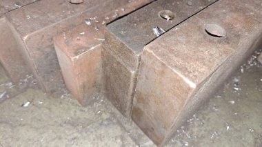 Paslı demir yığınına yakın.