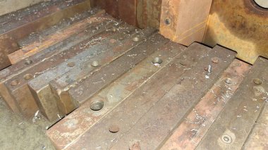 Eski paslı, saplı metal bir boru.