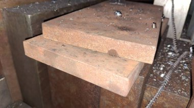 Metal bir boruya yakın.