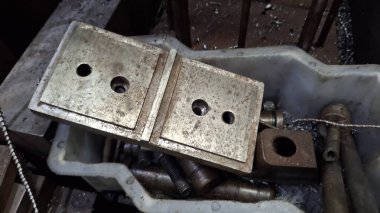 Metal bir boruya yakın.