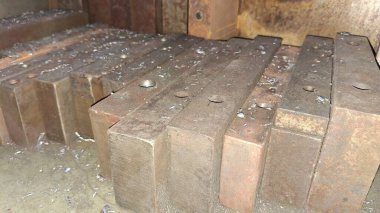 Eski paslı metal kapı