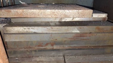 Büyük metal desenli metal bir plaka.