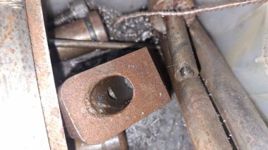 Eski paslı, saplı metal bir boru.