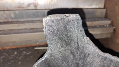 Paslı metal bir boruya yakın.