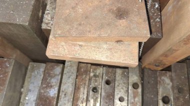 Sokaktaki paslı metal çubuklar.