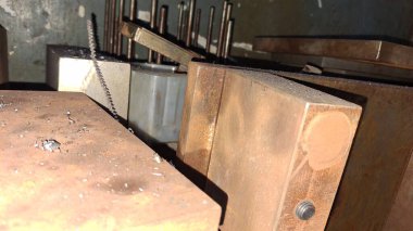 Büyük metal parçalı metal boru.