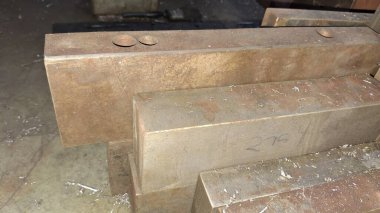 Yerde metal boru var.