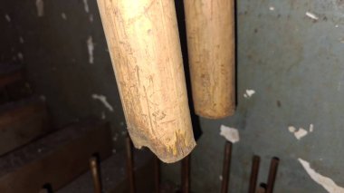 Ev için tahta sopalar.