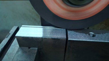 Çelik ve metal saplı metal plaka