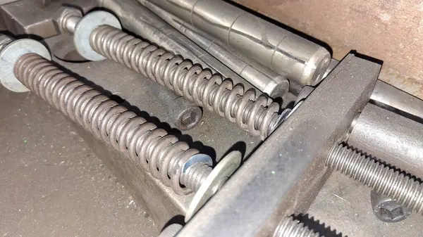 İngiliz anahtarıyla metal saplı.