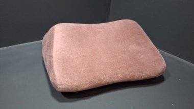 Siyah arka planda kahverengi yastık