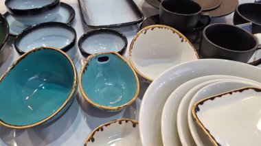 Boş tabak ve kaseler