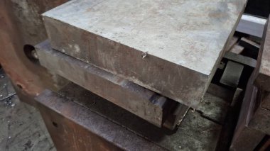 Sokaktaki paslı metal boru.