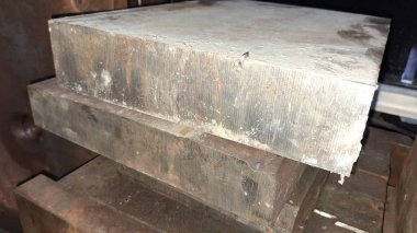 Sokaktaki paslı metal boru.