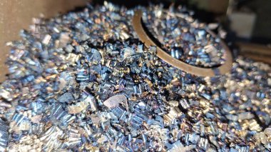 Bir sürü metal, gümüş ve altın.