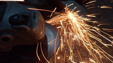 Kıvılcımlar ve kıvılcımlar saçan kaynak metali