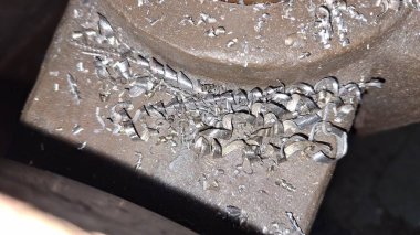 Atölyedeki çelik zincir