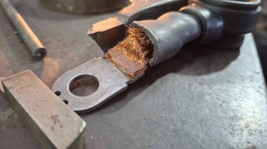 Metal bir boruya yakın.