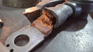 Eski paslı metal boru