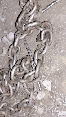 Duvarda metal bir zincir.