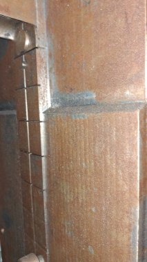 Tuğla duvardaki metal boru