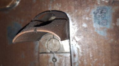 eski kapı ile bir anahtar