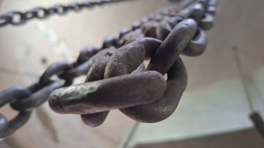 Sarmal biçimindeki eski metal zincir.