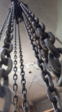 Şehirdeki eski paslı zincir