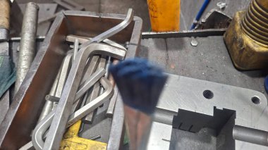 Metal makine üretim aracı ile çalışıyor.