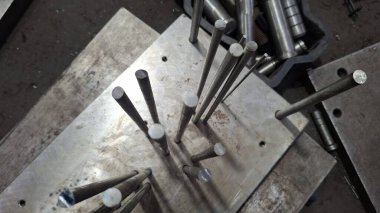 Binanın arka planındaki metal boru.