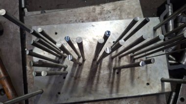 Metal bir boruya yakın.