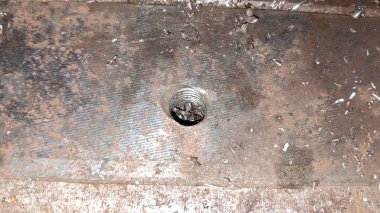 Beyaz arka planda paslı eski bir boru.