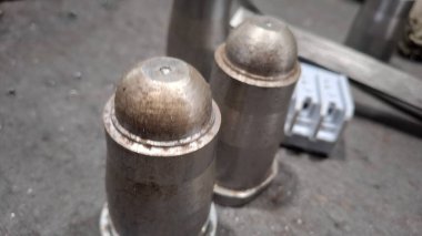 Bir sürü farklı boyutta ve parçalı eski metal boru.